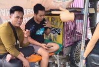Pelaku (kanan) pemukulan  wartawan tv saat hendak meliput PKL yang masih berjualan di area terlarang.