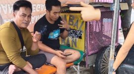 Pelaku (kanan) pemukulan  wartawan tv saat hendak meliput PKL yang masih berjualan di area terlarang.