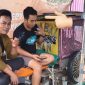 Pelaku (kanan) pemukulan  wartawan tv saat hendak meliput PKL yang masih berjualan di area terlarang.