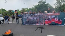 Jaka Jatim lancarkan aksi demo di depan Kantor Badan Perencanaan Pembangunan Daerah (Bappeda) Jatim.