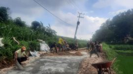 Dok. Ali Dhafir, saat pengecoran jalan swadaya berlangsung 
