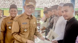 Selain dihadiri bupati, acara penyerahan sertifikat ini juga dihadiri oleh Forum Koordinasi Pimpinan Daerah (Forkopimda), pimpinan OPD terkait, Camat Pamekasan Rahmat Kurniadi Suroso.