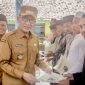Selain dihadiri bupati, acara penyerahan sertifikat ini juga dihadiri oleh Forum Koordinasi Pimpinan Daerah (Forkopimda), pimpinan OPD terkait, Camat Pamekasan Rahmat Kurniadi Suroso.