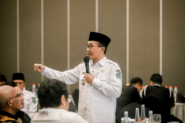 Foto Bupati Pamekasan, KH. Kholilurrahman saat menghadiri acara PWI Pamekasan.
