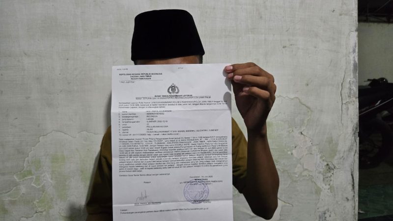AF menunjukkan surat pelaporan.