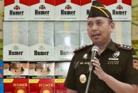 Foto kepala Kantor Bea Cukai Madura, Muhammad Syahirul Alim dengan latar rokok ilegal merek Humer.