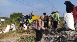 Kegiatan bersih-bersih muara sungai di Desa Jarin, Pamekasan, yang diprakarsai oleh Mahasiswa KKN Posko 2 UIN Madura. (25/7/2025)