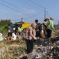 Kegiatan bersih-bersih muara sungai di Desa Jarin, Pamekasan, yang diprakarsai oleh Mahasiswa KKN Posko 2 UIN Madura. (25/7/2025)