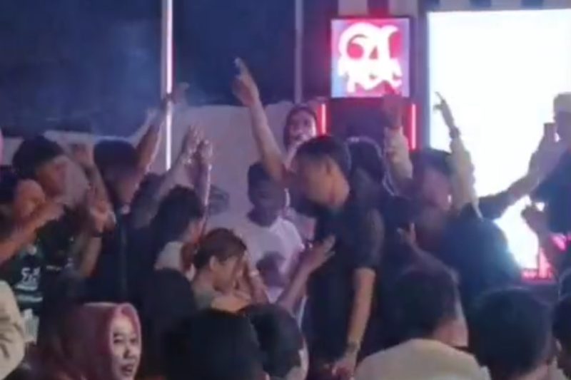 Tangkap layar video DJ di kafe Teman Juang.