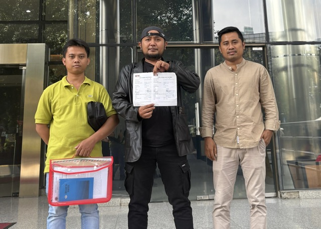Musfiq, Koordinator Jaka Jatim Serahkan Bukti keterlibatan gubernur dalam kasus dana hibah ke KPK.