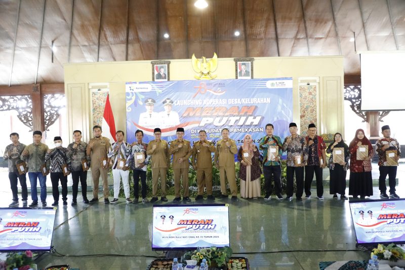 Bupati Pamekasan KH. Kholilurrahman didampingi Wakil Bupati H. Sukriyanto meluncurkan program Koperasi Merah Putih di 189 desa dan kelurahan, Senin (21/7/2025), bertempat di Mandhapa Aghung Ronggosukowati.