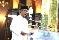 Bupati Pamekasan, Madura, Jawa Timur, KH. Kholilurrahman melepas sebanyak 1.032 calon jemaah haji (CJH) 2025 secara simbolis di Masjid Agung Asy Syuhada' Pamekasan, Sabtu (3/5/2025). (Foto: Pemkab Pamekasan)