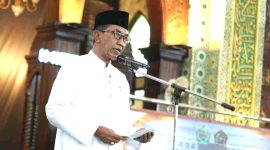 Bupati Pamekasan, Madura, Jawa Timur, KH. Kholilurrahman melepas sebanyak 1.032 calon jemaah haji (CJH) 2025 secara simbolis di Masjid Agung Asy Syuhada' Pamekasan, Sabtu (3/5/2025). (Foto: Pemkab Pamekasan)