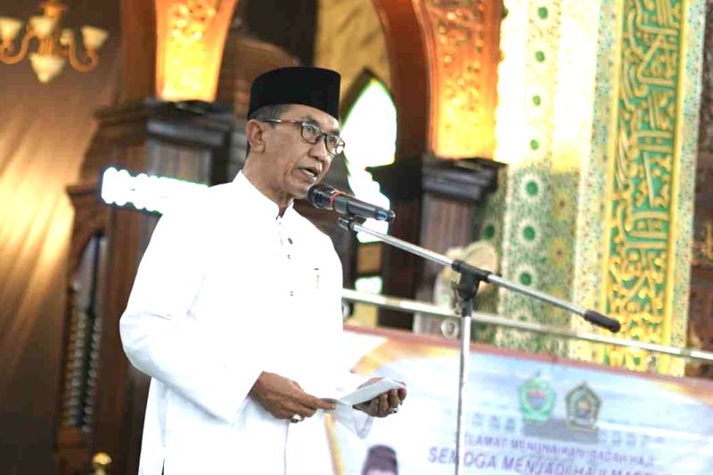 Bupati Pamekasan, Madura, Jawa Timur, KH. Kholilurrahman melepas sebanyak 1.032 calon jemaah haji (CJH) 2025 secara simbolis di Masjid Agung Asy Syuhada' Pamekasan, Sabtu (3/5/2025). (Foto: Pemkab Pamekasan)