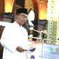 Bupati Pamekasan, Madura, Jawa Timur, KH. Kholilurrahman melepas sebanyak 1.032 calon jemaah haji (CJH) 2025 secara simbolis di Masjid Agung Asy Syuhada' Pamekasan, Sabtu (3/5/2025). (Foto: Pemkab Pamekasan)