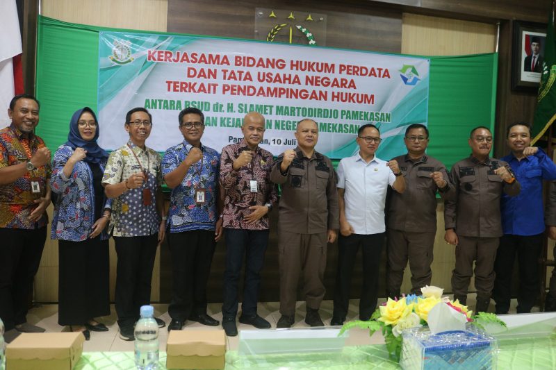 Direktur RSUD dr. Raden Budi Santoso dan Kepala Kejaksaan Negeri Pamekasan, Dr. Muhammad Samuda sesi foto bersama usai melakukan penandatanganan MoU.