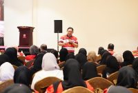 Prof. Dr. Achsanul Qosasi, Presiden KUP Pojur, mengingatkan para karyawannya agar tidak melupakan tanah kelahiran mereka, Madura, saat sudah sukses.