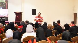 Prof. Dr. Achsanul Qosasi, Presiden KUP Pojur, mengingatkan para karyawannya agar tidak melupakan tanah kelahiran mereka, Madura, saat sudah sukses.