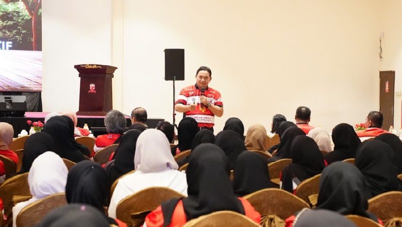 Prof. Dr. Achsanul Qosasi, Presiden KUP Pojur, mengingatkan para karyawannya agar tidak melupakan tanah kelahiran mereka, Madura, saat sudah sukses.