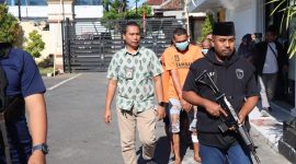 Satreskrim Polres Pamekasan berhasil meringkus 5 (lima) pelaku pencurian kendaraan bermotor (curanmor) dari empat kasus berbeda yang dilaporkan dalam sepekan terakhir, terhitung sejak 18 hingga 23 Juli 2025. Salah satu pelaku, SRF, terpaksa dilumpuhkan dengan timah panas karena mencoba melawan saat akan ditangkap.
