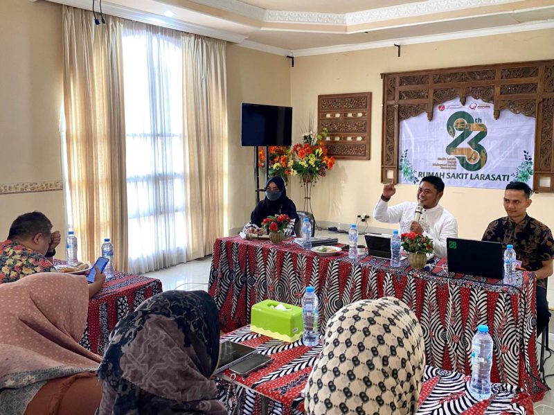 Direktur Rumah Sakit Larasati, Khoirul Umam menyampaikan event HUT Rs. Larasati di hadapan perwakilan mitra strategis.