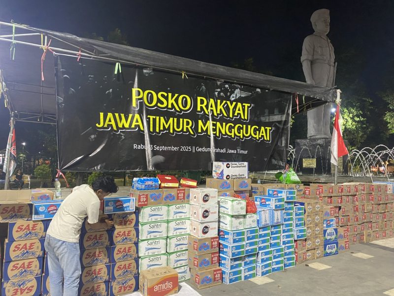 Posko Rakyat Jatim Menggugat sebelum adanya perusakan.
 