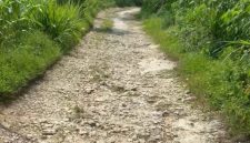 Rusak parah! jalan poros desa Dempoh Barat, Pamekasan.