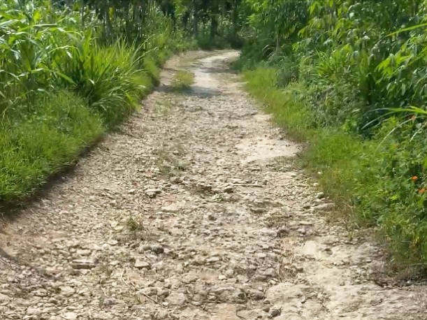 Rusak parah! jalan poros desa Dempoh Barat, Pamekasan.