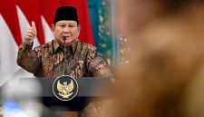 Presiden Prabowo Subianto memimpin Sidang Kabinet Paripurna untuk memperingati satu tahun pemerintahan Kabinet Merah Putih di Istana Negara, Jakarta. Foto: BPMI Setpres/Kris.