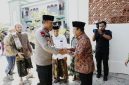 Wabup Pamekasan H. Sukriyanto mendampingi Kapolda Jatim Irjen Pol Nanang Avianto saat bersilaturahmi dengan pengasuh Pondok Pesantren Miftahul Ulum Panyeppen, RKH. Mudatstsir Badrudin, di Kecamatan Palengaan, Pamekasan, Kamis (6/11/2025).