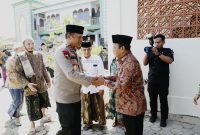 Wabup Pamekasan H. Sukriyanto mendampingi Kapolda Jatim Irjen Pol Nanang Avianto saat bersilaturahmi dengan pengasuh Pondok Pesantren Miftahul Ulum Panyeppen, RKH. Mudatstsir Badrudin, di Kecamatan Palengaan, Pamekasan, Kamis (6/11/2025).