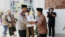Wabup Pamekasan H. Sukriyanto mendampingi Kapolda Jatim Irjen Pol Nanang Avianto saat bersilaturahmi dengan pengasuh Pondok Pesantren Miftahul Ulum Panyeppen, RKH. Mudatstsir Badrudin, di Kecamatan Palengaan, Pamekasan, Kamis (6/11/2025).