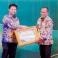 Wakil Bupati Pamekasan H. Sukriyanto menerima Inotek Award 2025 atas inovasi E-Sapora di Surabaya. (Foto: analisa.co)