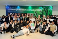 Tim paduan suara Sound of Harmony Smaga berpose seusai meraih Silver Medal pada Surabaya World Choral Festival di Balai Pemuda Surabaya.