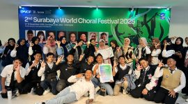 Tim paduan suara Sound of Harmony Smaga berpose seusai meraih Silver Medal pada Surabaya World Choral Festival di Balai Pemuda Surabaya.