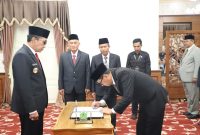 Bupati Pamekasan KH Kholilurrahman melantik 21 pejabat Pemkab Pamekasan dalam prosesi mutasi dan rotasi jabatan di Pendopo Ronggosukowati, Selasa (18/11/2025).
