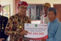 Pemkab Pamekasan salurkan BLT DBHCHT Rp 600 ribu untuk petani tembakau, dorong penggunaan bantuan untuk usaha produktif demi peningkatan kesejahteraan.
