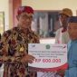 Pemkab Pamekasan salurkan BLT DBHCHT Rp 600 ribu untuk petani tembakau, dorong penggunaan bantuan untuk usaha produktif demi peningkatan kesejahteraan.