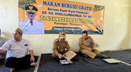 Bupati Pamekasan KH. Kholilurrahman meninjau Program Makan Bergizi Gratis di SDI Matsaratul Huda, sekaligus makan bersama siswa dan memastikan kualitas gizi berjalan sesuai standar.
