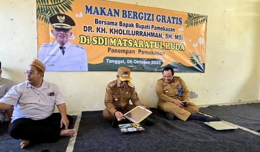 Bupati Pamekasan KH. Kholilurrahman meninjau Program Makan Bergizi Gratis di SDI Matsaratul Huda, sekaligus makan bersama siswa dan memastikan kualitas gizi berjalan sesuai standar.
