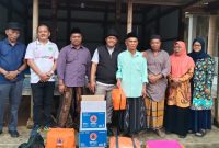 Wabup Pamekasan Sukriyanto memberikan bantuan kepada warga terdampak puting beliung (Dok. SuaraNet.id)