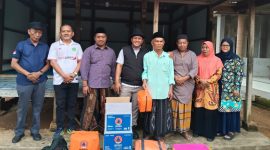 Wabup Pamekasan Sukriyanto memberikan bantuan kepada warga terdampak puting beliung (Dok. SuaraNet.id)