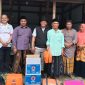 Wabup Pamekasan Sukriyanto memberikan bantuan kepada warga terdampak puting beliung (Dok. SuaraNet.id)