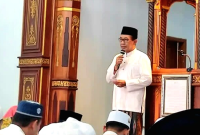 Bupati Pamekasan KH Kholilurrahman (berdiri) dalam acara Safari Jumat di Masjid Al Kautsar, Dusun Tacempah, Desa Plakpak, Kecamatan Pegantenan