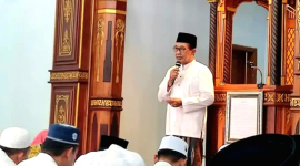 Bupati Pamekasan KH Kholilurrahman (berdiri) dalam acara Safari Jumat di Masjid Al Kautsar, Dusun Tacempah, Desa Plakpak, Kecamatan Pegantenan