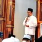 Bupati Pamekasan KH Kholilurrahman (berdiri) dalam acara Safari Jumat di Masjid Al Kautsar, Dusun Tacempah, Desa Plakpak, Kecamatan Pegantenan