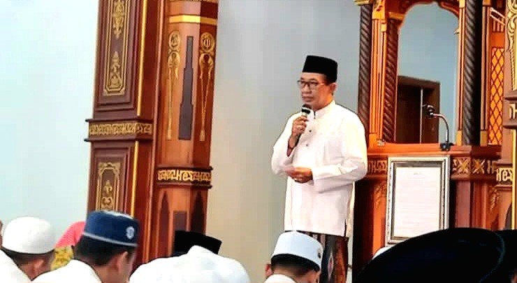 Bupati Pamekasan KH Kholilurrahman (berdiri) dalam acara Safari Jumat di Masjid Al Kautsar, Dusun Tacempah, Desa Plakpak, Kecamatan Pegantenan