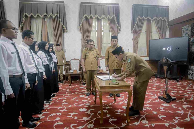 Delapan PPPK resmi dilantik Bupati Pamekasan hari ini. Amanah baru, semangat baru untuk mengabdi lebih tulus dan bertanggung jawab bagi masyarakat dan negeri.
