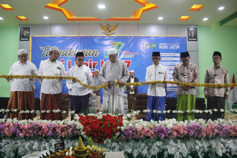 Para tokoh memotong pita dalam acara tasyakuran Hari Lahir ke-17 KSPPS Nuri Jatim di Desa Plakpak, Kecamatan Pegantenan, Kabupaten Pamekasan. 