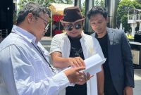 Musfiq menunjukkan berkas laporan dugaan penyimpangan dana hibah Jatim di depan gedung KPK RI, Jakarta.